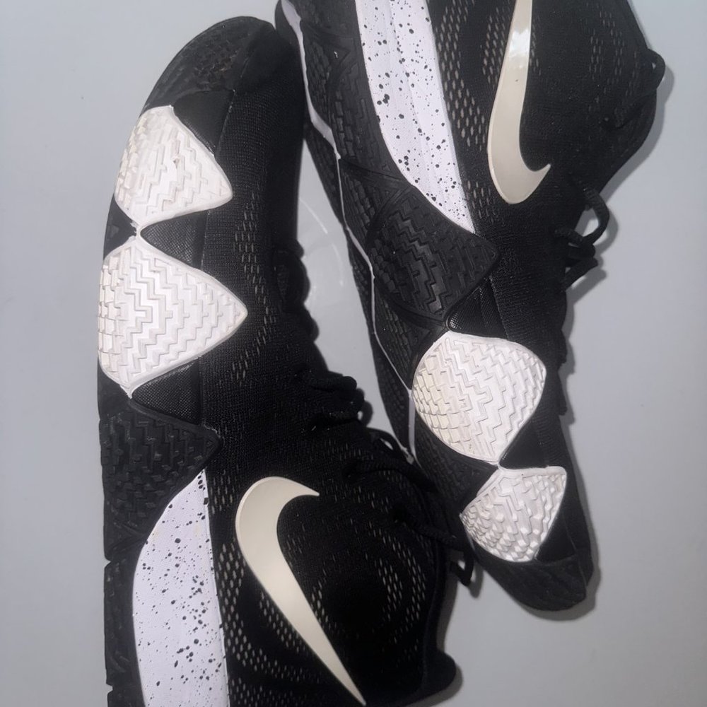 Size 13 - Nike Kyrie 4 2018 Oreo Black White Basketball Shoes (AV2296-001) A465